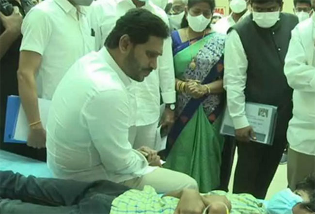 ఏలూరు బాధితులకు సీఎం వైఎస్‌ జగన్‌ పరామర్శ ... అండగా ఉంటామని హామీ !