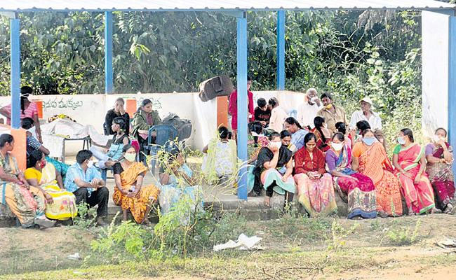 కుల కట్టుబాట్ల పేరుతో శవాన్ని ఊర్లోకి రానివ్వని కుల పెద్దలు ... స్మశానంలోనే రాత్రి జాగారం !