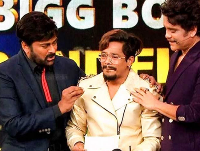 అంతా స్క్రిప్ట్‌ ప్రకారమే.. చిరు నాగ్‌ లు ఇచ్చిన రూ.20 లక్షలు బిబి టీం నుండే!!