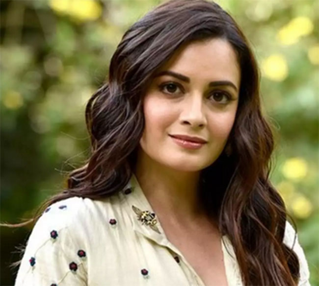 19ఏళ్ల హీరోయిన్ కావాలా? 50 ప్ల‌స్ హీరోలపై న‌టి హేళ‌న‌