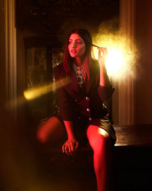 #హాట్ షూట్.. తెలుగ‌మ్మాయి ప్ర‌యోగాలేంద‌బ్బా