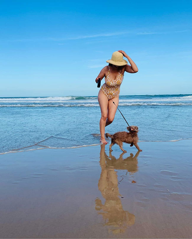 బికినీ బీచ్ లో పెట్ డాగ్ ‌తో `సాహో` గాళ్ ని చూశారా?