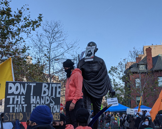 అమెరికాలో దుర్మార్గం.. గాంధీ విగ్రహాన్ని ధ్వంసం.. చేసిందెవరంటే?