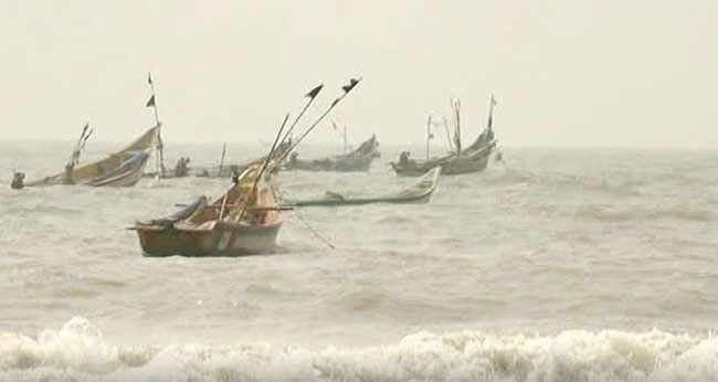 సముద్రంలో మత్యకారుల ఫైట్ ..బోట్లతో ఛేజింగులు!