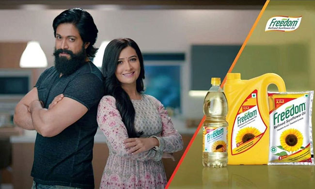 పాన్ ఇండియా స్టార్ ఇలాంటి ప‌బ్లిసిటీ స‌రి కాదేమో?