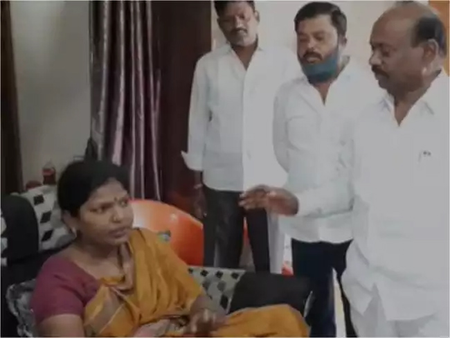 జీహెచ్ఎంసీ ఎఫెక్ట్: టీఆర్ఎస్ నాయకురాలి ఇంటిపై దాడి