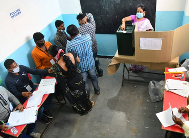 పోలింగ్ తక్కువంటూ రచ్చ చేస్తున్నారు కానీ.. గణాంకాల్ని గమనించారా?