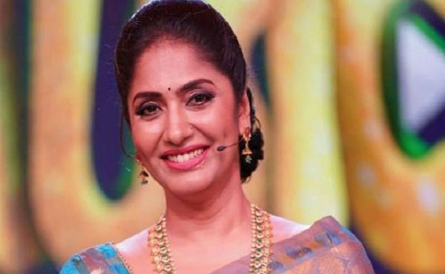 300 చీరలు ఇచ్చేసి భారం దించేసుకున్నా