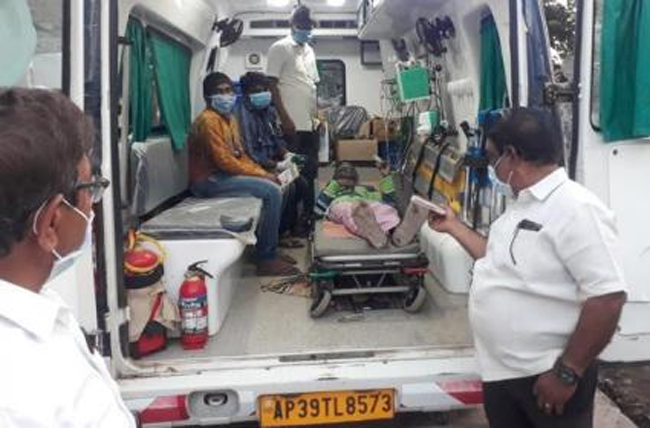 100 మందికి అస్వస్థత.. హఠాత్తుగా సృహ తప్పారు..