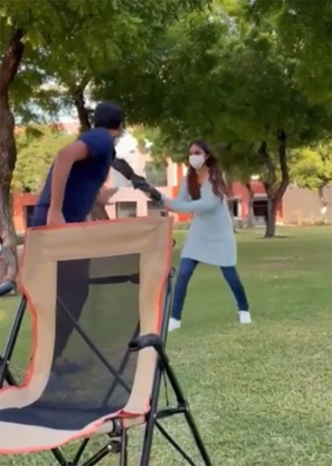 వీడియో : డైరెక్టర్‌ ను పరిగెత్తించి మరీ కొట్టిన హీరోయిన్‌