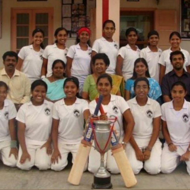 స్కూల్ కాలేజ్ ఫ్రెండ్స్ తో మామ్ తో కీర్తి జ్ఞాప‌కాలు