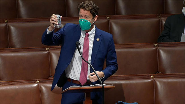 బీర్ టిన్ తో పార్లమెంట్ లోకి..చివరి ఎంట్రీ అంటూ భాగోద్వేగం!