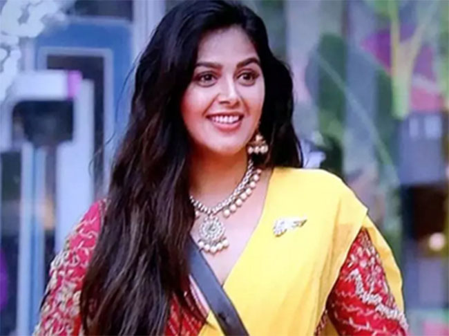 బిగ్ బాస్ హౌస్ లో టెన్షన్ .. టెన్షన్: మోనల్