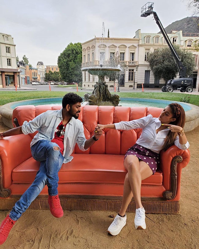 పిక్ టాక్: క్రిస్మస్ నాడు క్రేజీ కపుల్ రొమాంటిక్ ఫోజ్..!