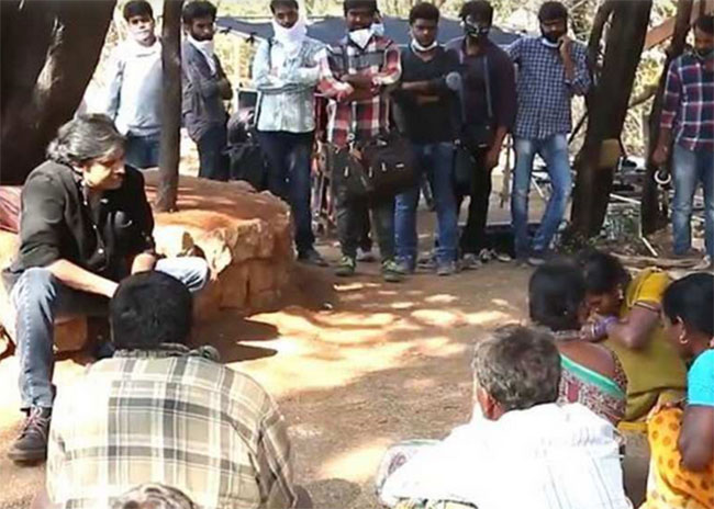 ‘వనవాసి’ గుర్తొచ్చిందంటున్న ‘అజ్ఞాతవాసి’.. అడవి బిడ్డలతో పవన్ సందడి