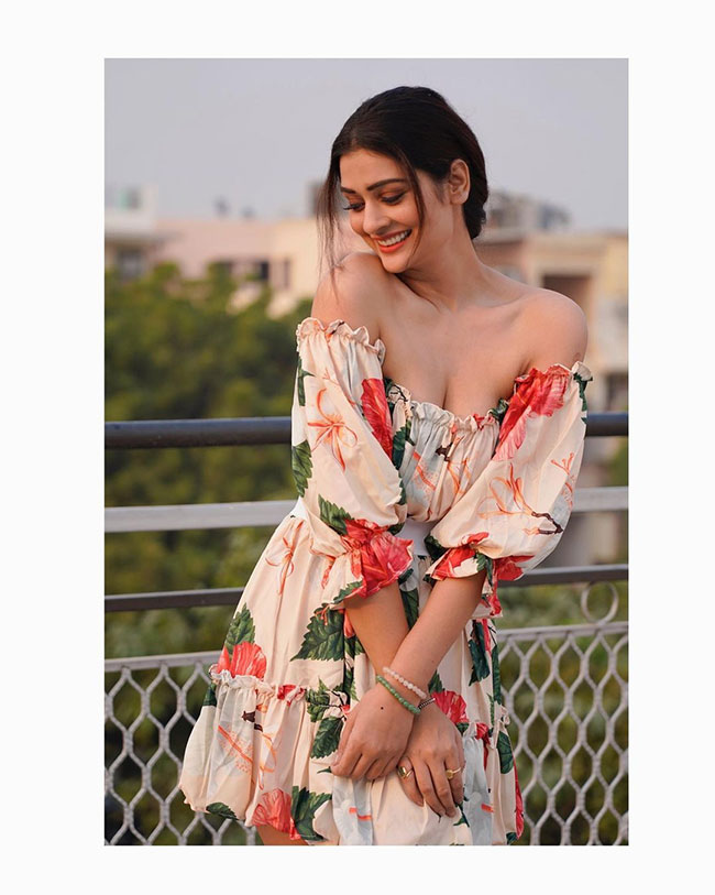 ఫొటోటాక్‌ : సిగ్గు పడుతూ క్లీవేజ్‌ షో