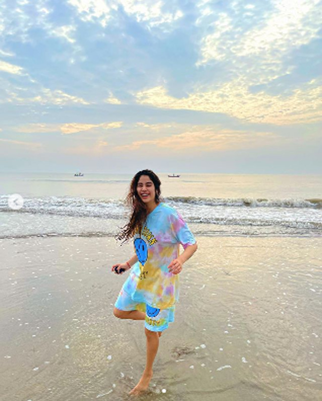 ఫోటో స్టోరి:  బీచ్ సెల‌బ్రేష‌న్ లో జాన్వీ