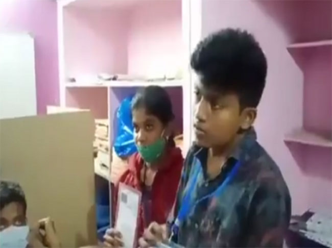 17 ఏళ్ల కుర్రాడికి పోలింగ్​ డ్యూటీ.. ఈ ఘనత ఎవ్వరిదో..!