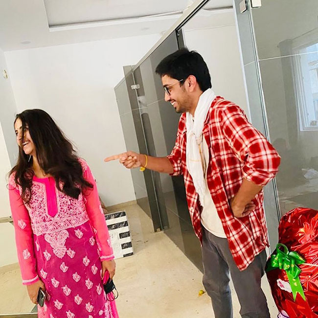 పిలవగానే తన హీరో కోసం పరిగెత్తుకొచ్చిన ముంబై భామ..!!