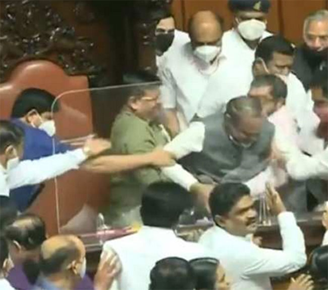 శాసనమండలిలో రచ్చ రచ్చ .. డిప్యూటీ ఛైర్మన్‌కు తీవ్ర అవమానం