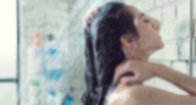 స్నానం చేస్తుంటే వీడియో తీసి.... తన ప్రియుడికి పంపిన నర్సు !