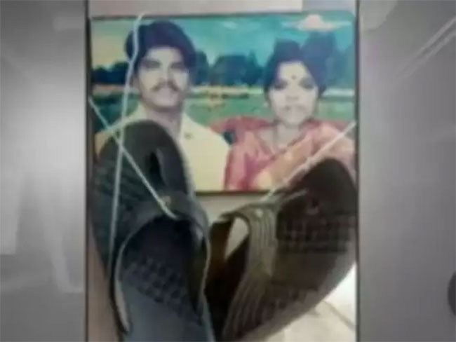 సూర్యాపేటలో దారుణం : తల్లిదండ్రుల ఫొటోలకు చెప్పుల దండ .. దేనికోసమంటే ?