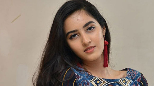 అందాల మెరుపుతీగకు అదృష్టం కలిసొచ్చేనా?