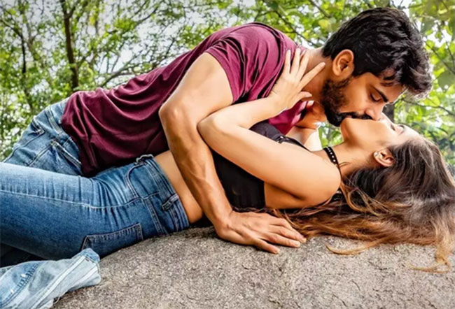 సినిమా వచ్చి వారం దాటినా సినీ ప్రముఖుల ట్వీట్స్ ఆగడం లేదే..!