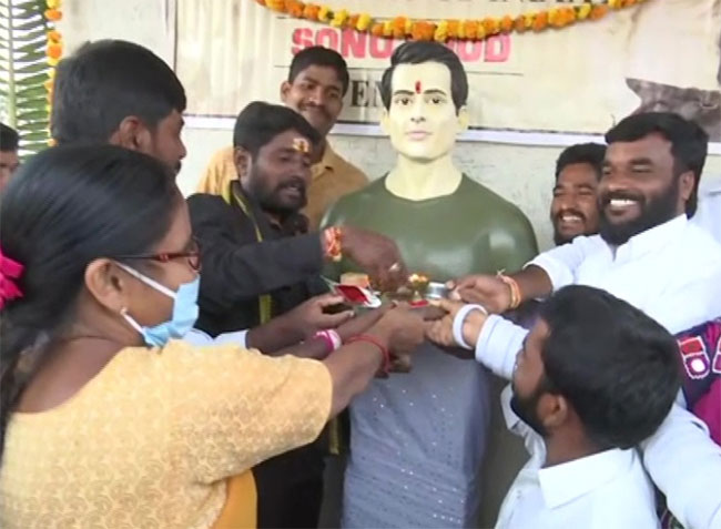 రియల్‌ హీరోకు గుడి కట్టిన తండా వాసులు