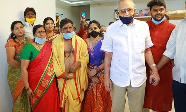 అభిమాని గృహ ప్రవేశంకు హాజరైన సూపర్‌ స్టార్‌