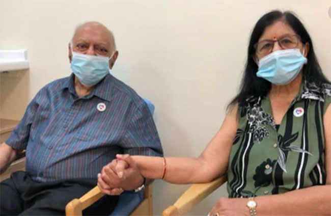 వ్యాక్సిన్ వేయించుకున్న తొలి భారతీయ జంట వీరే