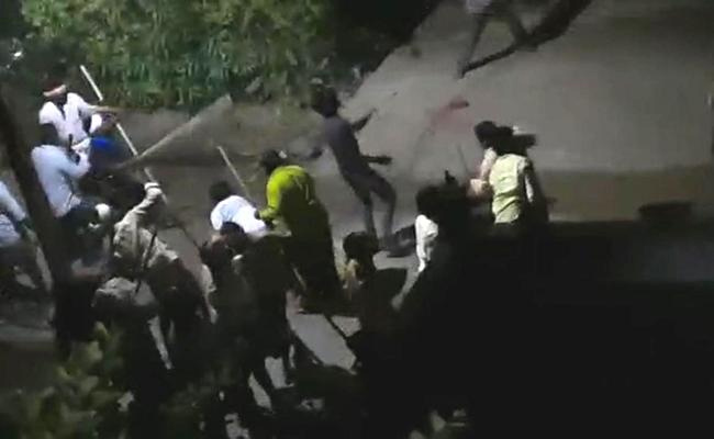 ఇరు వర్గాలు రాళ్లదాడిలో మహిళ మృతి, వెలగపూడిలో ఉద్రిక్తత... ఎంపీ పై  ఫైర్ !