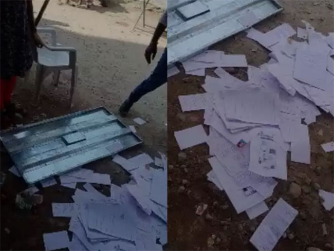 బూటు కాలితో టేబుళ్లను తన్నిన సీఐ ..  పోలింగ్ బూత్ లో వీరంగం