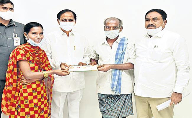 ప్రగతి భవన్ లోకి వెళ్లి పెండ్లి పత్రిక ఇచ్చిన ఫణికర మల్లయ్య