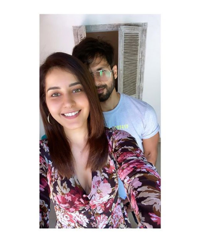 Jersey Star Hides Behind Raashi Khanna!