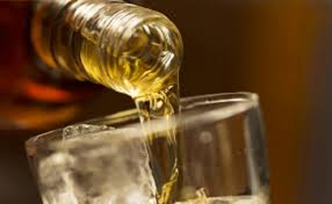 కల్తీ మద్యం సేవించి 10 మంది మృతి - ఆస్పత్రిలో మరో 12 మంది!