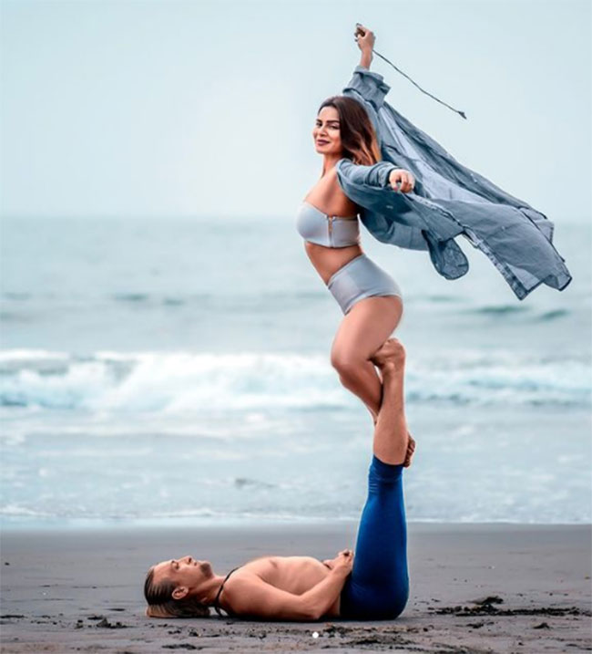 న‌టి కం యోగా గాళ్.. హాటెస్ట్ ఠ‌ఫెస్ట్ ఫీట్..