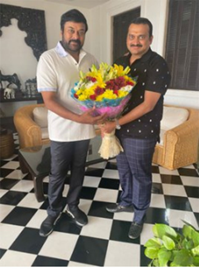 మెగా హీరోలందరిని చుట్టేస్తున్న బండ్ల.. ఒక్క ఛాన్స్‌ కోసమేనా?