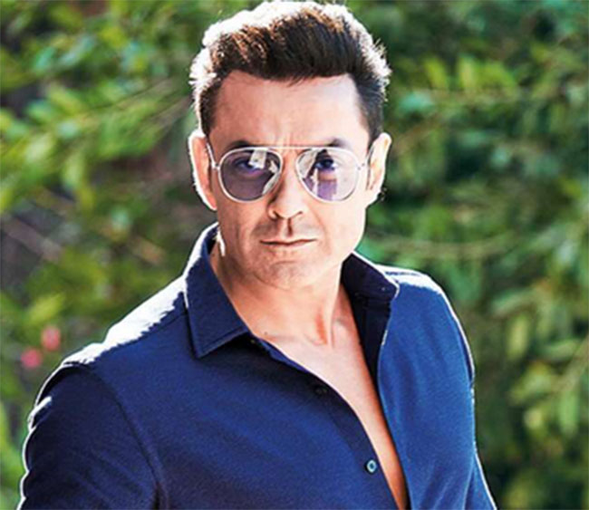 బ్యాగ్రౌండ్ ఉన్నా.. ‘తెర’‌మ‌రుగ‌య్యాడు.. ఆ హీరో సినిమా కష్టాలు!