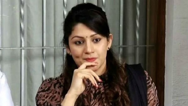 చీటింగ్ కేసు.. మాజీ సీఎం భార్య విచారణ.. పారిపోనని స్టేట్ మెంట్!