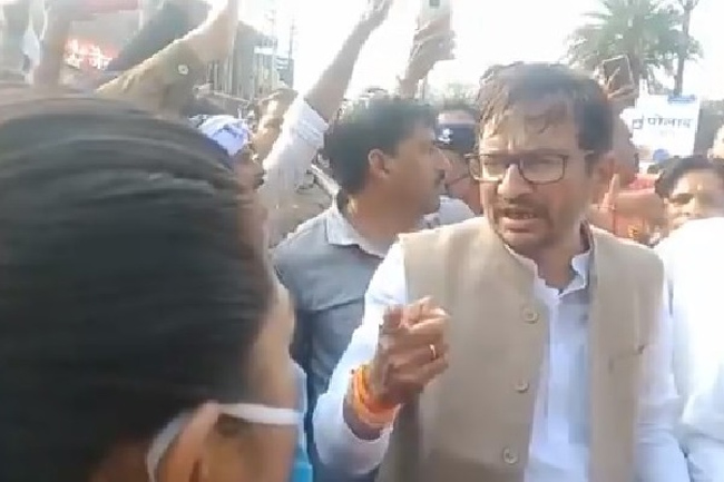 మహిళా అధికారికి కాంగ్రెస్‌  ఎమ్మెల్యే బెదిరింపులు!