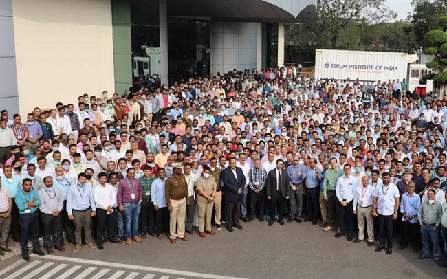 భావోద్వేగానికి గురైన సీరం సీఈఓ .... వైరల్ అవుతున్న ఫోటో !