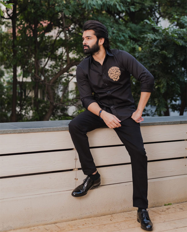 స్టైలింగ్ లో స్టైలిష్ స్టార్ నే ఫాలో చేస్తున్నాడా?