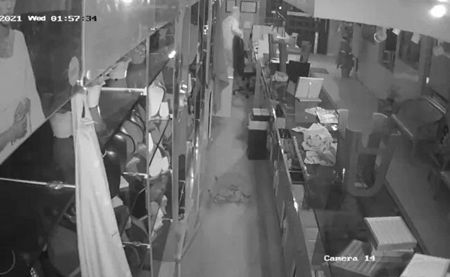 పీపీఈ కిట్ తో వచ్చి 25 కేజీల బంగారం దోచేశాడు ..కానీ , చివరికి ఇలా దొరికేశాడు !