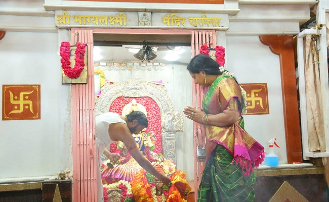 Kavitha visiting Charminar Bhagyalakshmi temple attracts many speculations!