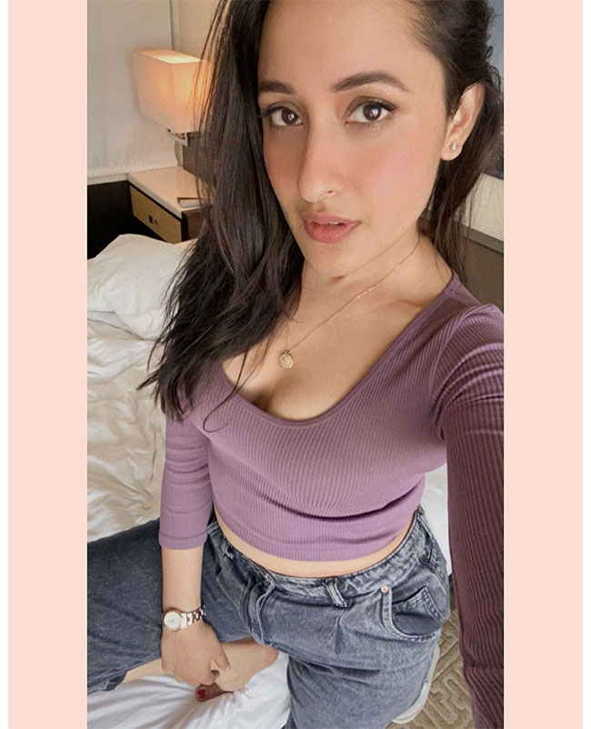 Pragya-Jaiswal-Latest-Stunning-Pose-1610