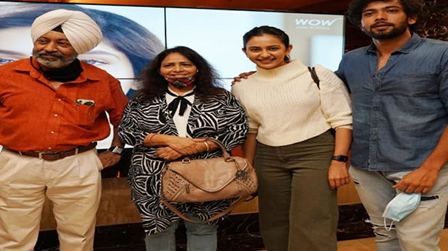 ‘తెర వెనుక’ చిత్రం చూసిన రకుల్..