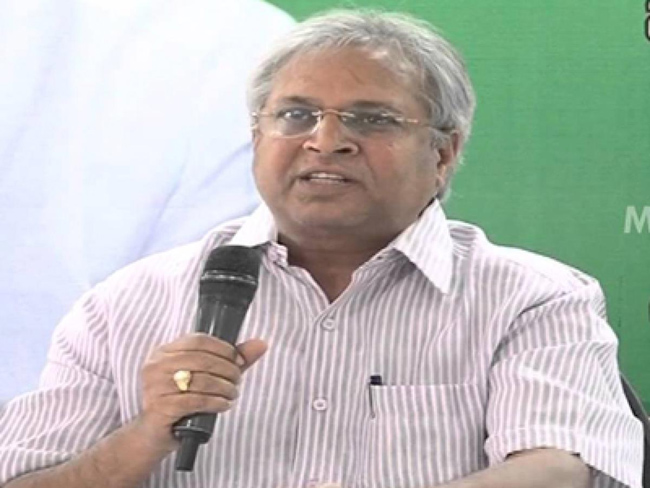 జగన్ బాబాయ్ ఇంట్లో పొద్దున్నే అలా చేస్తారు.. ఉండవల్లి ఆసక్తికర వ్యాఖ్యలు