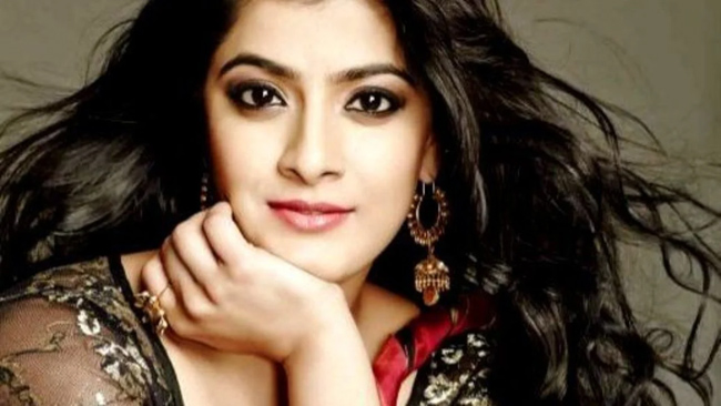 దుమ్మురేపేస్తున్న వరలక్ష్మీ శరత్ కుమార్