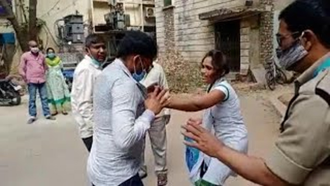 మానవహక్కుల కమిషన్ ఆఫీసు ముందే ప్రియుడ్ని ఉతికేసింది